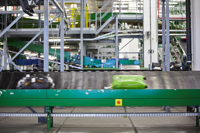 iStock-180068681-Baggage on conveyor belt at the airport - selective focus