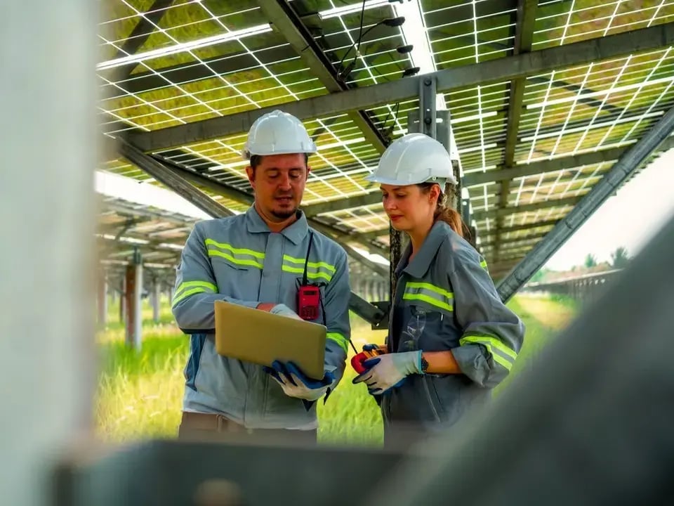 team-electrical-engineers-is-inspecting-maintaining-solar-panels-solar-panel-site-middle-hundred-acre-field