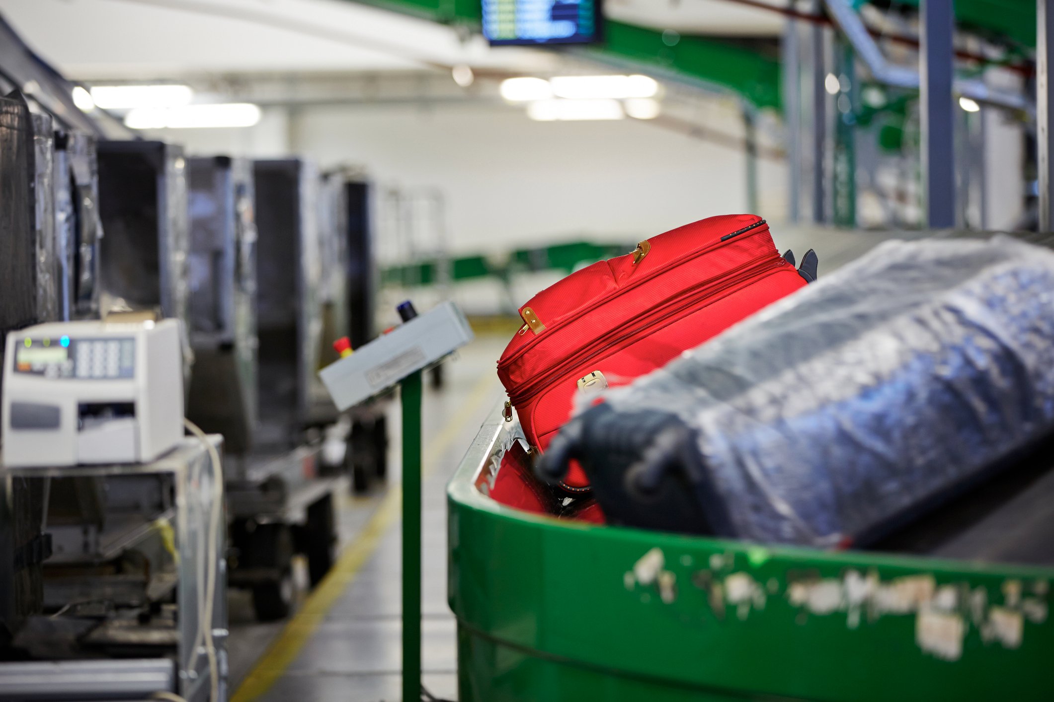 iStock-179687682-Baggage on conveyor belt at the airport - selective focus